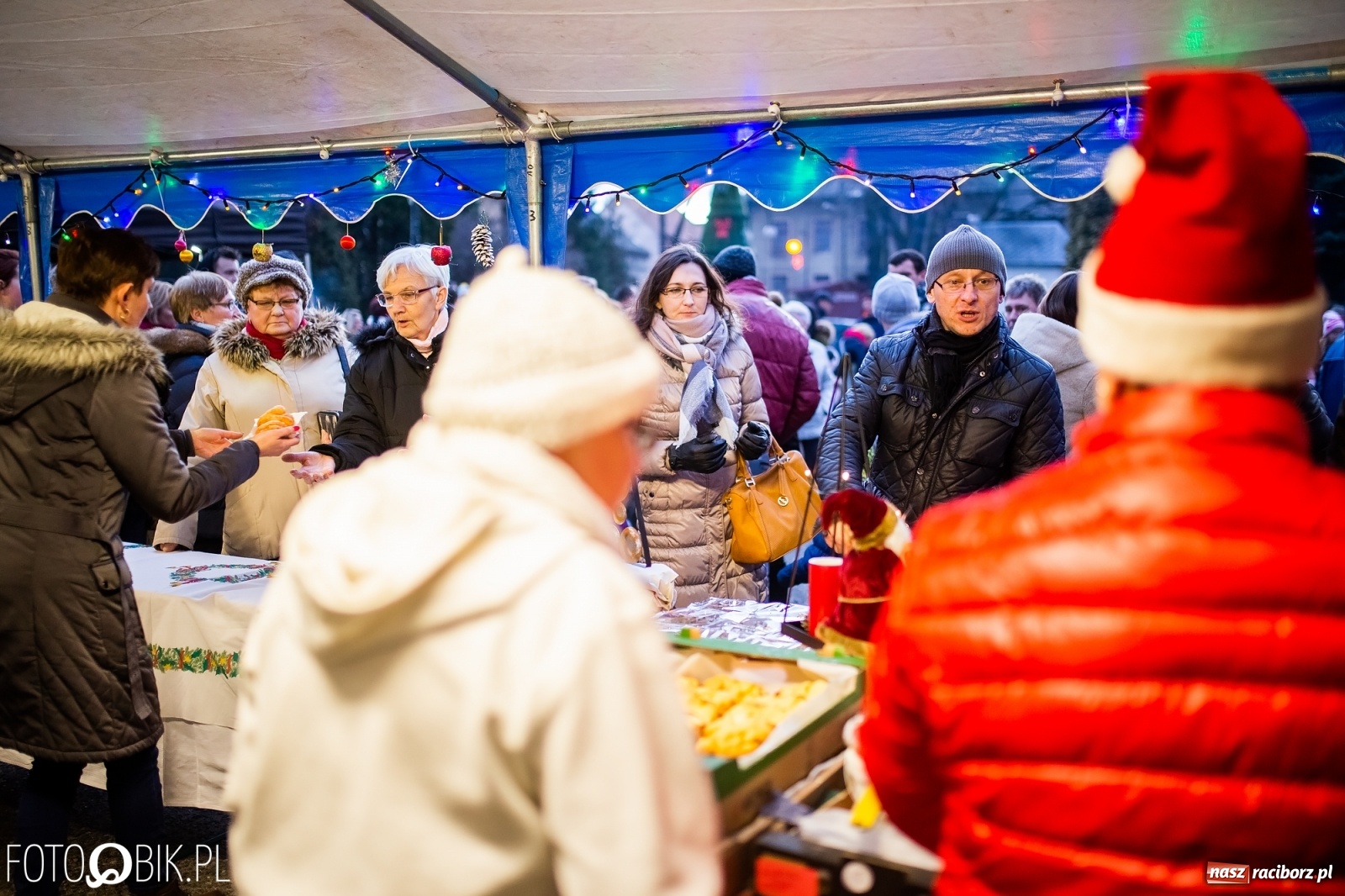 Zdjęcie w galerii na portalu naszraciborz.pl: Rozświetlenie choinki na rynku w Krzanowicach wiadomości z regionu