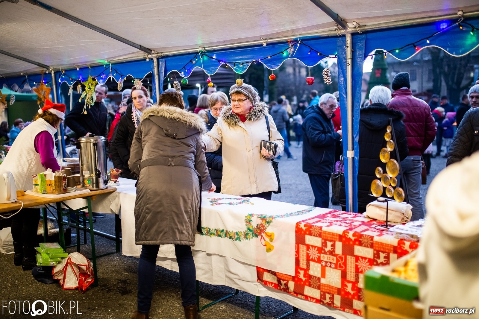 Zdjęcie w galerii na portalu naszraciborz.pl: Rozświetlenie choinki na rynku w Krzanowicach wiadomości z regionu