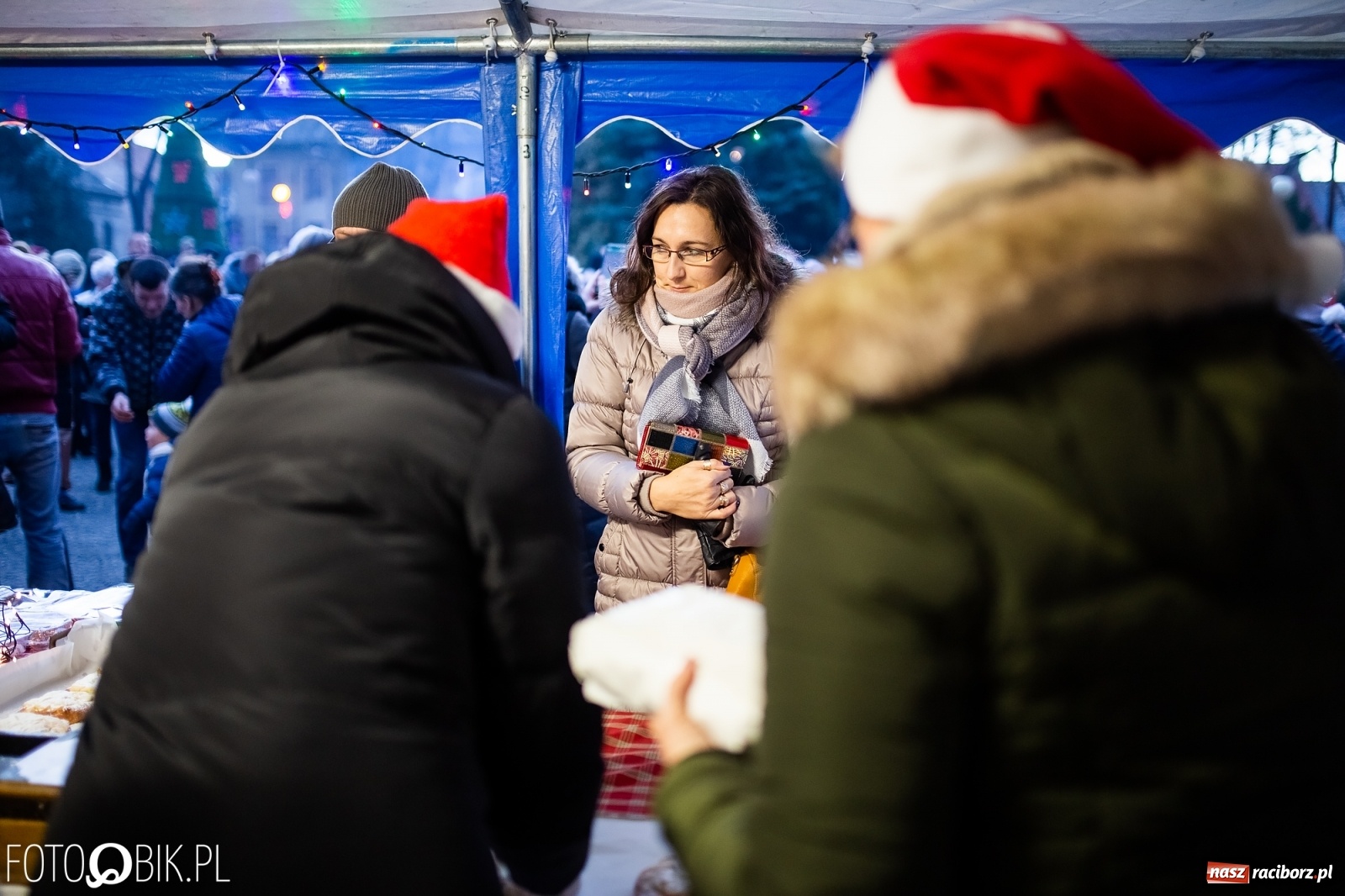 Zdjęcie w galerii na portalu naszraciborz.pl: Rozświetlenie choinki na rynku w Krzanowicach wiadomości z regionu