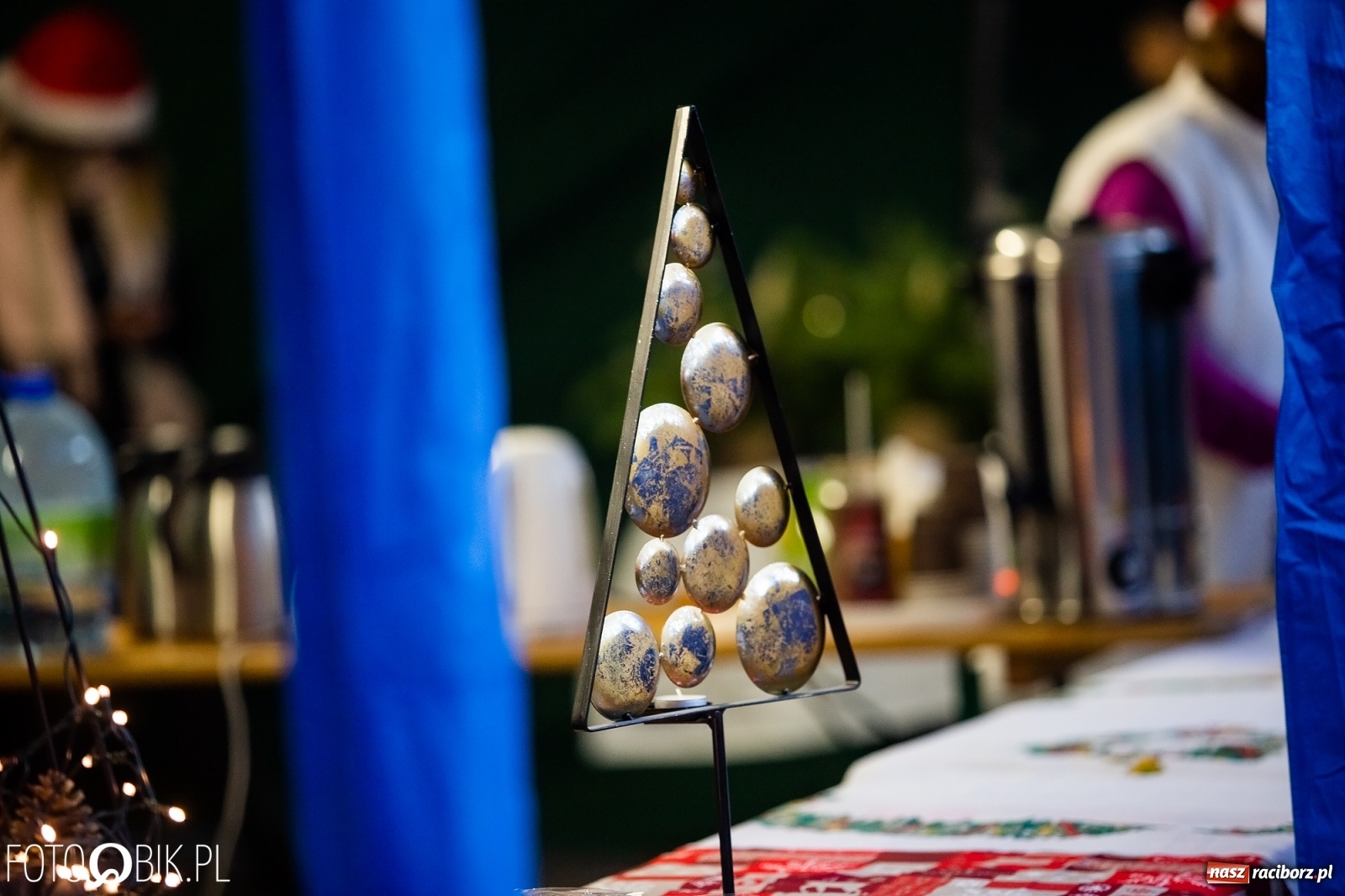 Zdjęcie w galerii na portalu naszraciborz.pl: Rozświetlenie choinki na rynku w Krzanowicach wiadomości z regionu