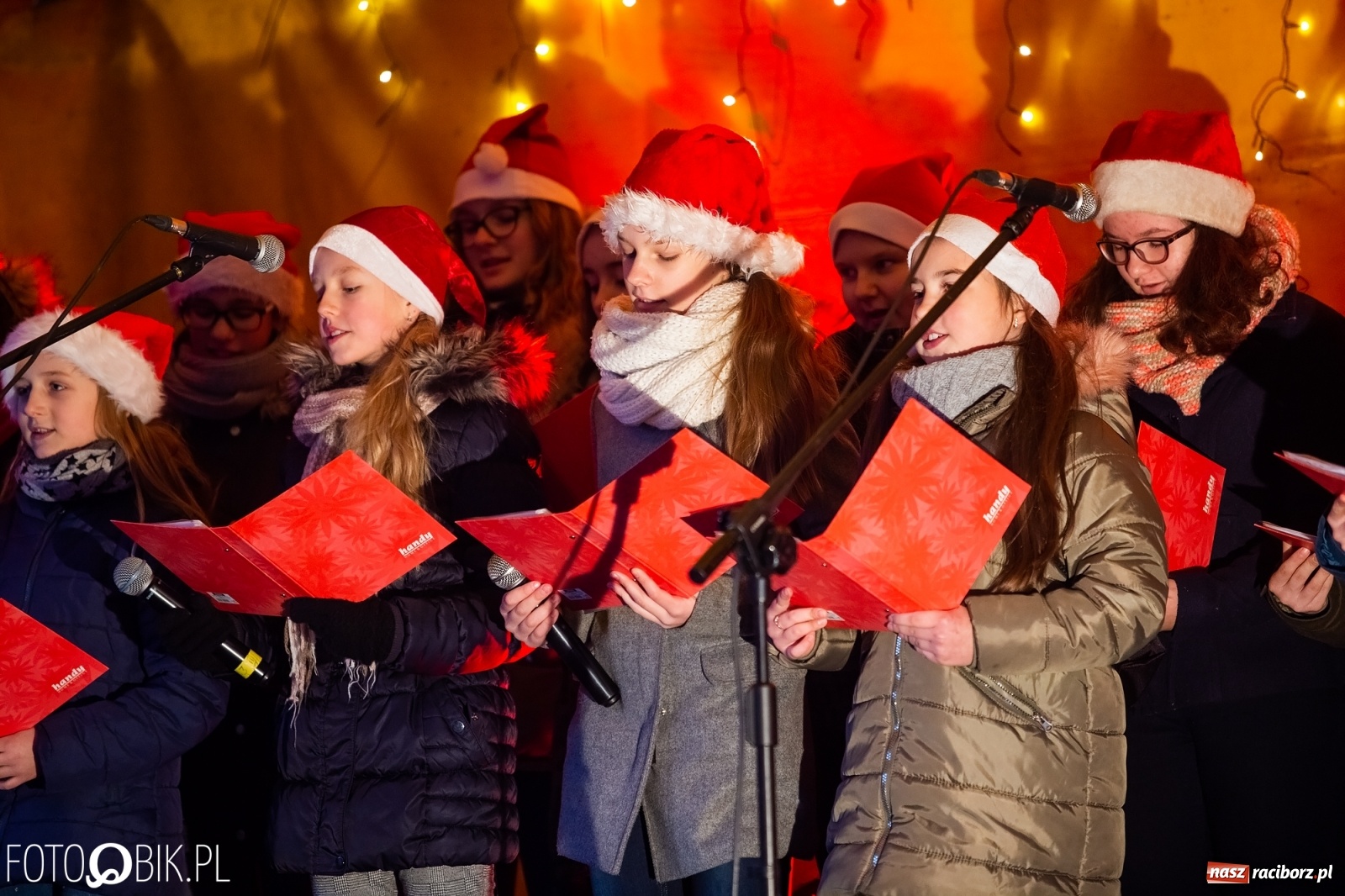 Zdjęcie w galerii na portalu naszraciborz.pl: Rozświetlenie choinki na rynku w Krzanowicach wiadomości z regionu