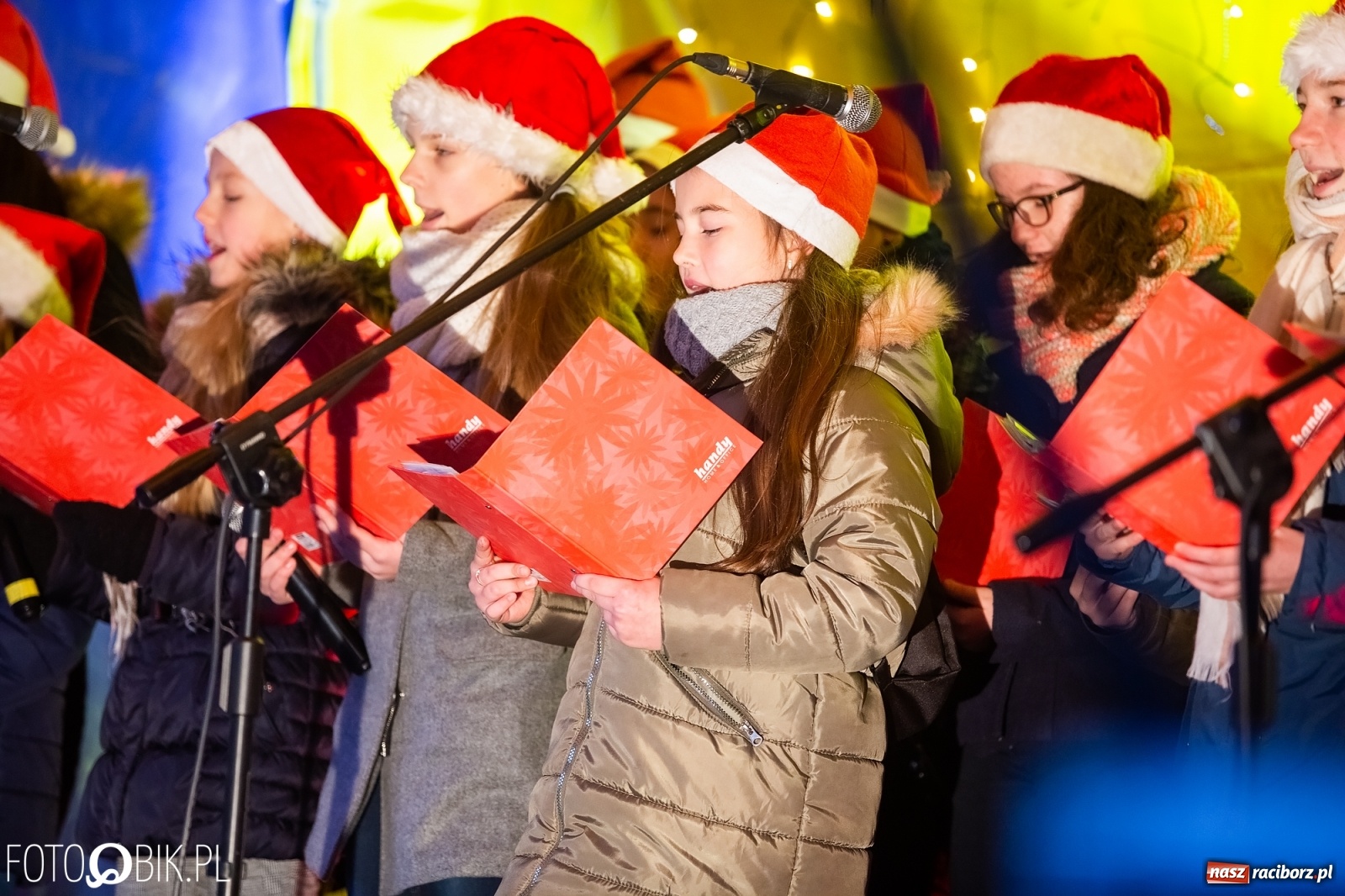 Zdjęcie w galerii na portalu naszraciborz.pl: Rozświetlenie choinki na rynku w Krzanowicach wiadomości z regionu