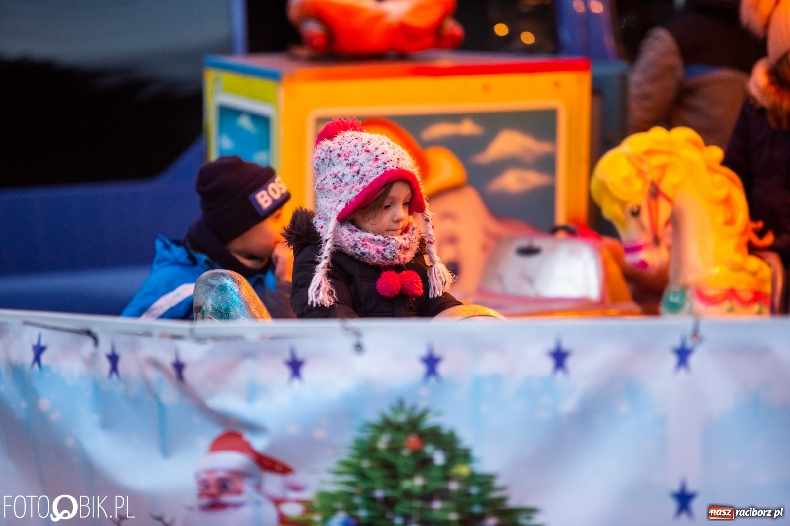 Zdjęcie w galerii na portalu naszraciborz.pl: Rozświetlenie choinki na rynku w Krzanowicach wiadomości z regionu