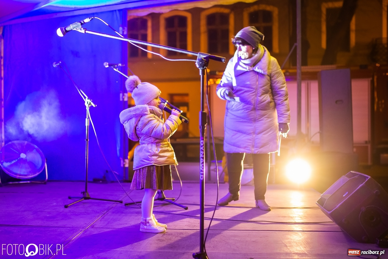 Zdjęcie w galerii na portalu naszraciborz.pl: Rozświetlenie choinki na rynku w Krzanowicach wiadomości z regionu