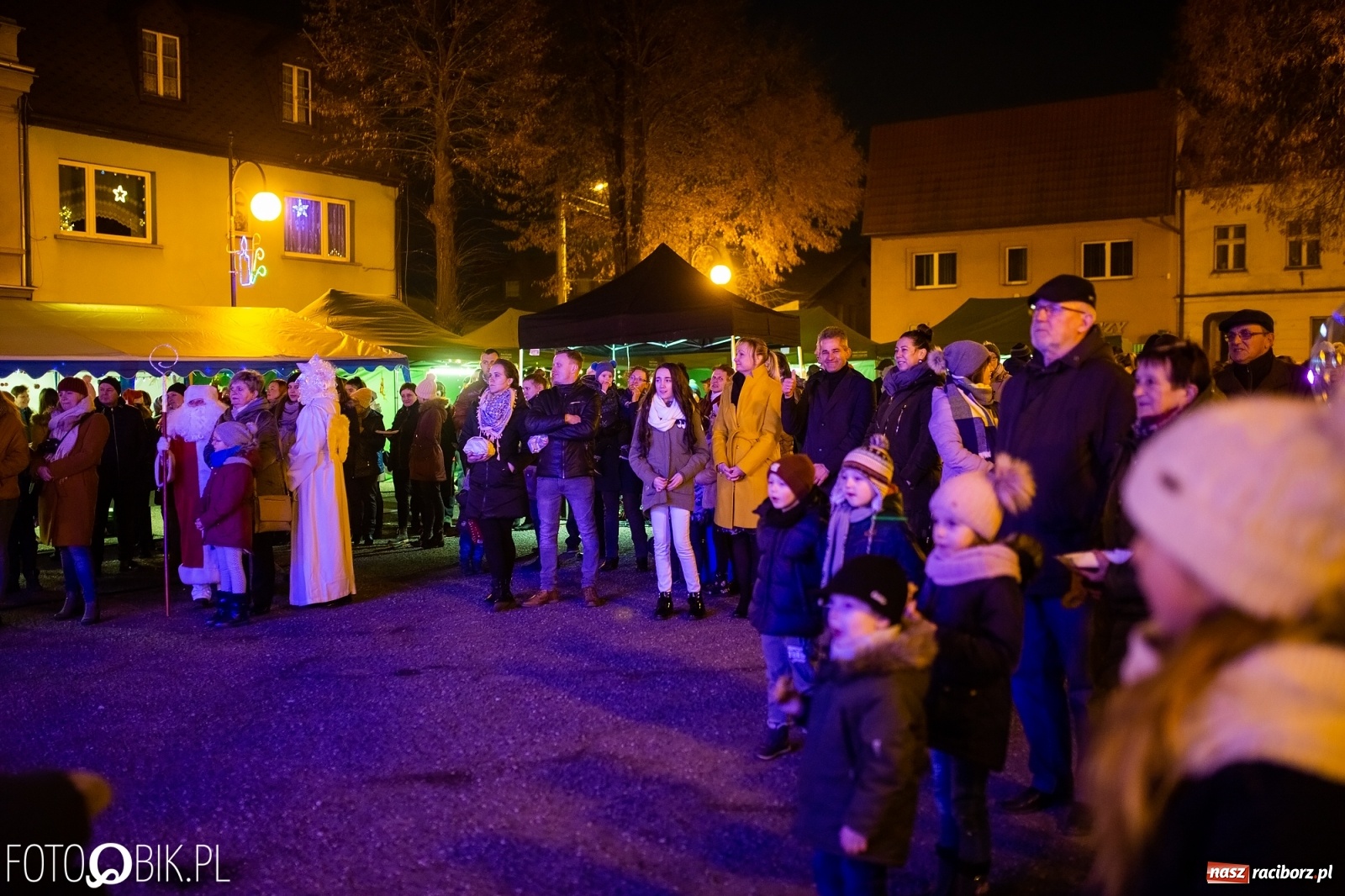 Zdjęcie w galerii na portalu naszraciborz.pl: Rozświetlenie choinki na rynku w Krzanowicach wiadomości z regionu