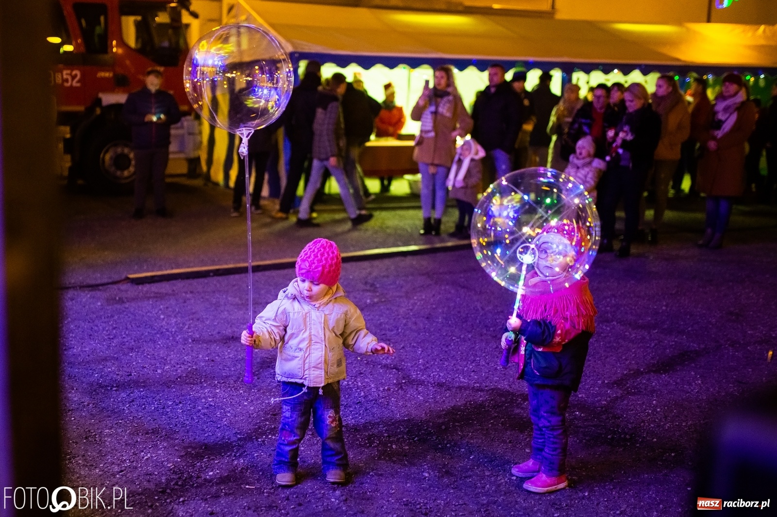 Zdjęcie w galerii na portalu naszraciborz.pl: Rozświetlenie choinki na rynku w Krzanowicach wiadomości z regionu
