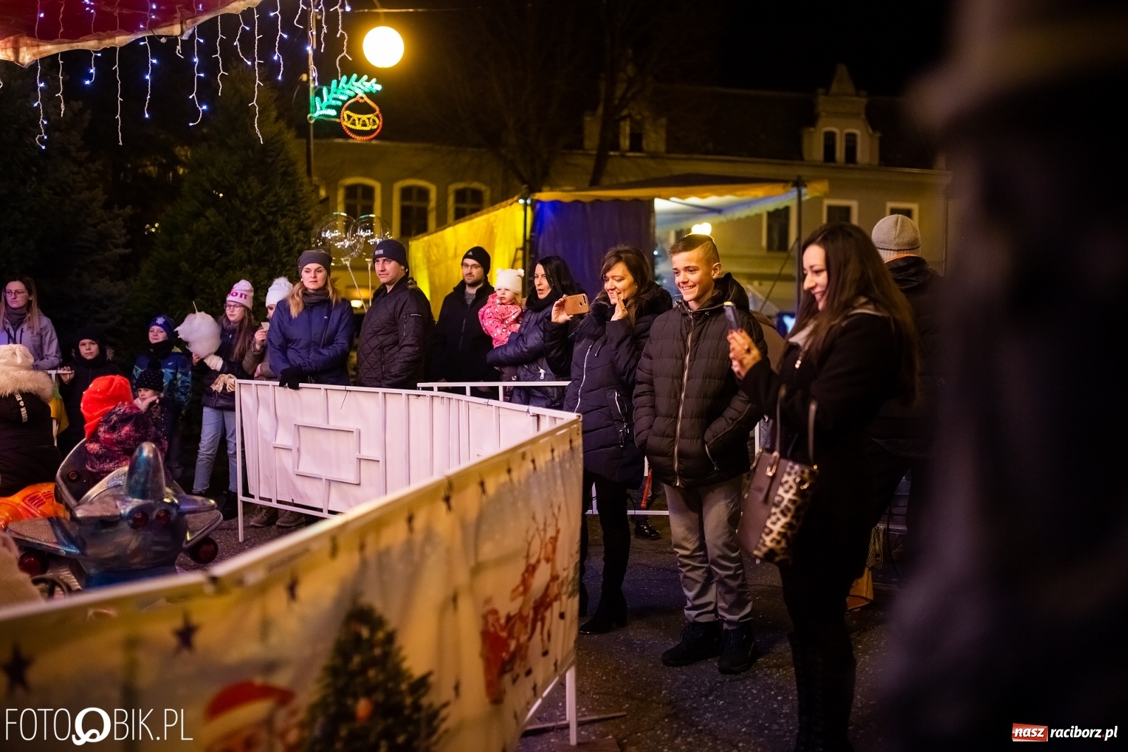 Zdjęcie w galerii na portalu naszraciborz.pl: Rozświetlenie choinki na rynku w Krzanowicach wiadomości z regionu