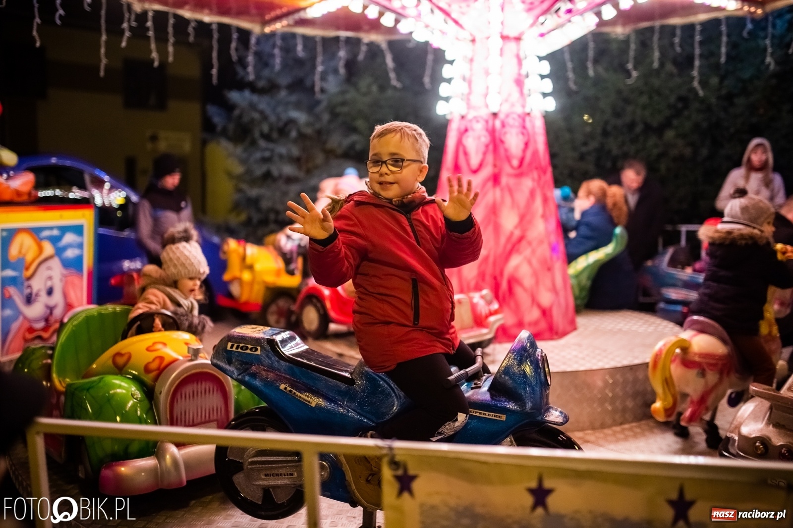 Zdjęcie w galerii na portalu naszraciborz.pl: Rozświetlenie choinki na rynku w Krzanowicach wiadomości z regionu