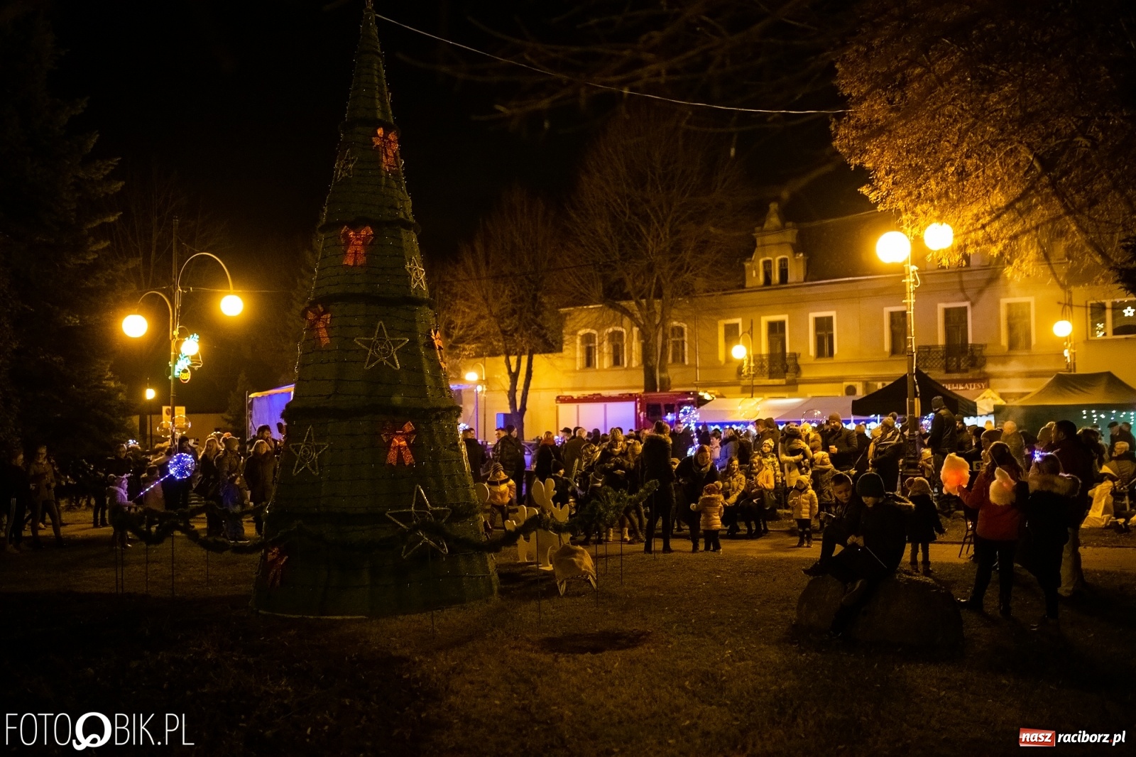 Zdjęcie w galerii na portalu naszraciborz.pl: Rozświetlenie choinki na rynku w Krzanowicach wiadomości z regionu