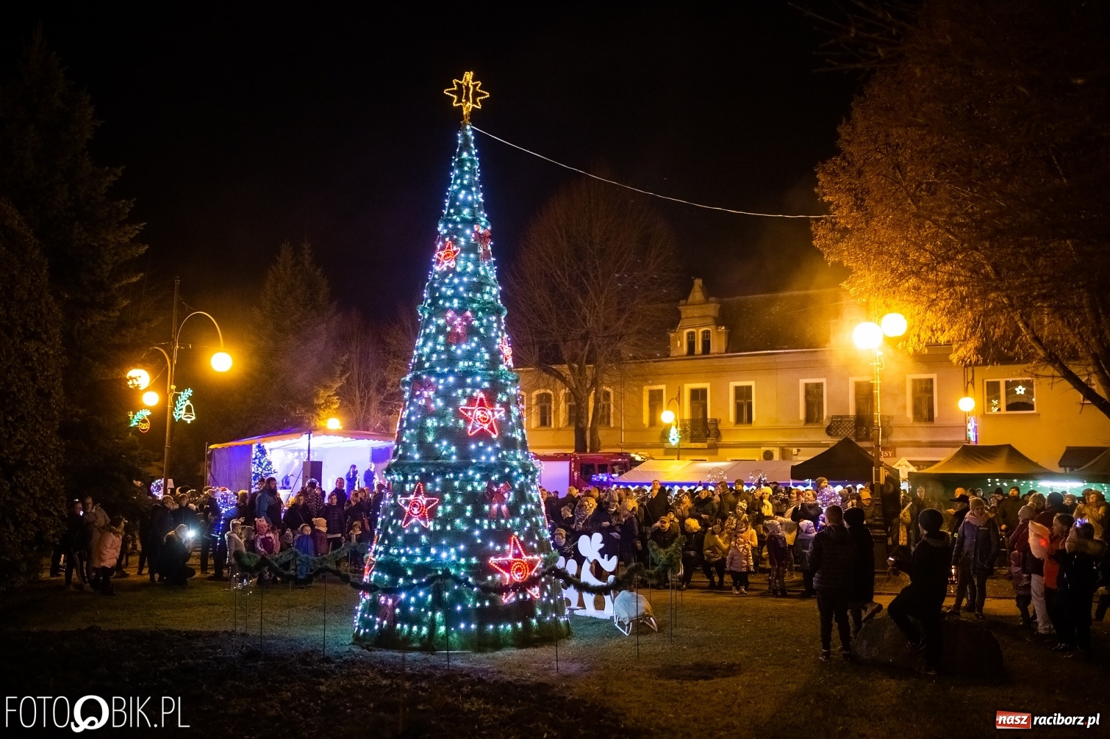 Zdjęcie w galerii na portalu naszraciborz.pl: Rozświetlenie choinki na rynku w Krzanowicach wiadomości z regionu