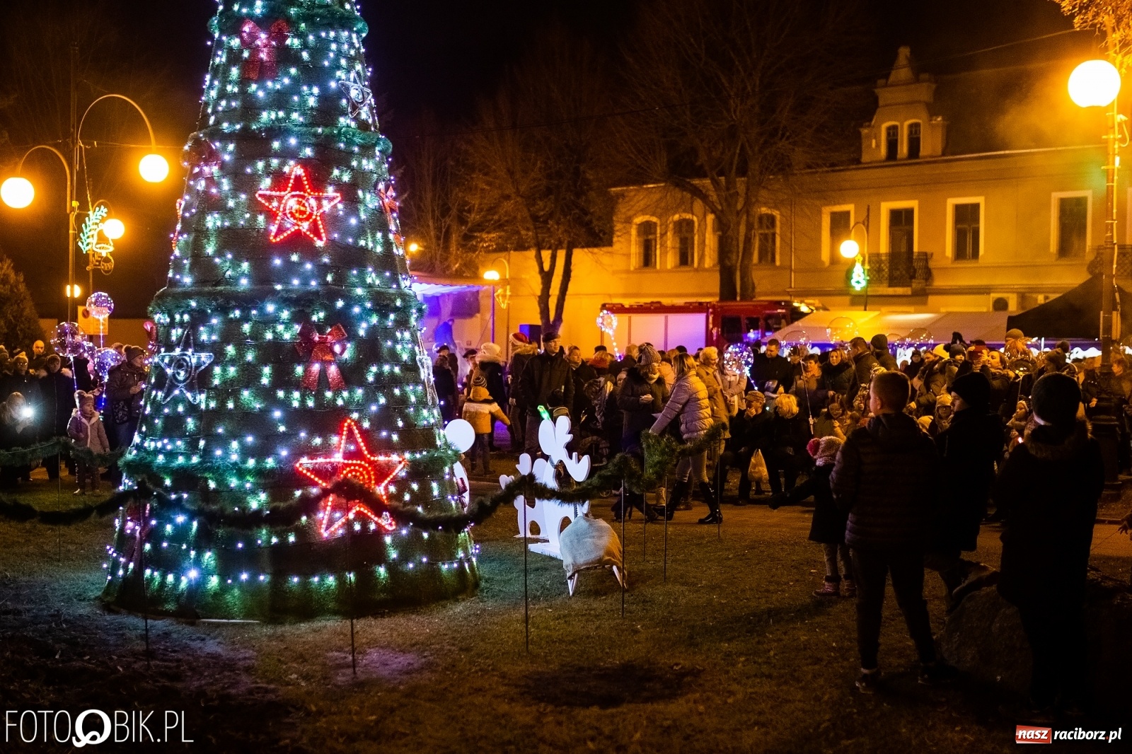 Zdjęcie w galerii na portalu naszraciborz.pl: Rozświetlenie choinki na rynku w Krzanowicach wiadomości z regionu