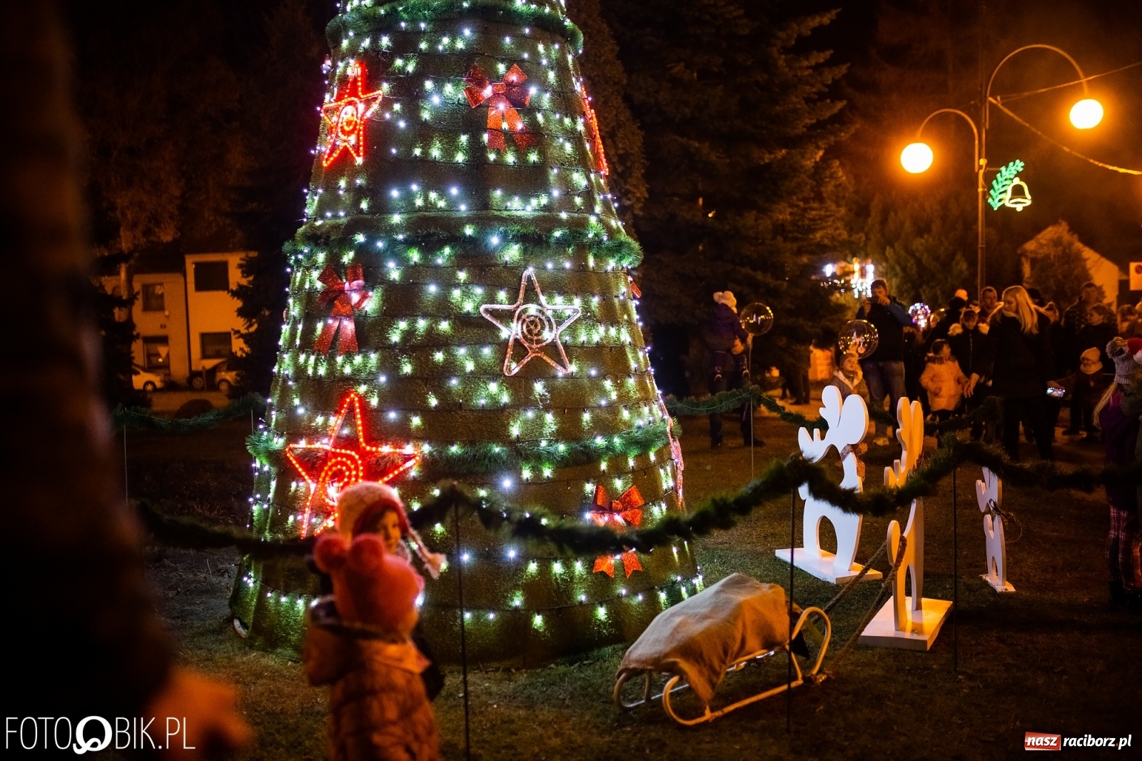 Zdjęcie w galerii na portalu naszraciborz.pl: Rozświetlenie choinki na rynku w Krzanowicach wiadomości z regionu