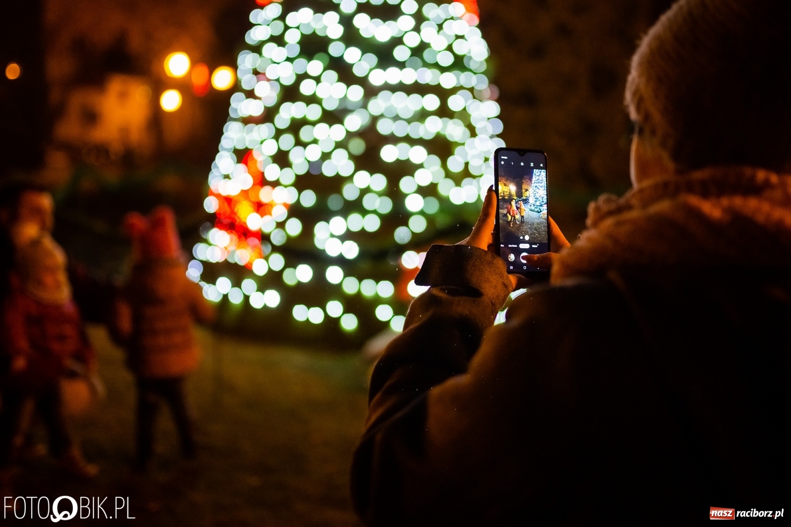 Zdjęcie w galerii na portalu naszraciborz.pl: Rozświetlenie choinki na rynku w Krzanowicach wiadomości z regionu