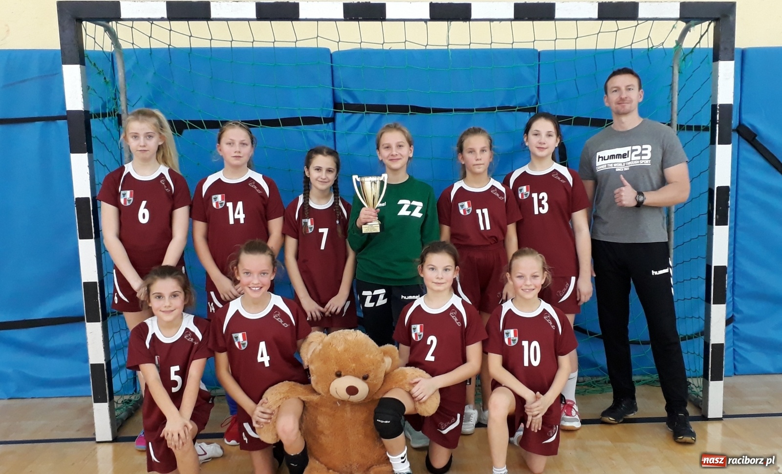 Zdjęcie w galerii na portalu naszraciborz.pl: Pietrowicki UKS z pucharem starosty  wiadomości z regionu