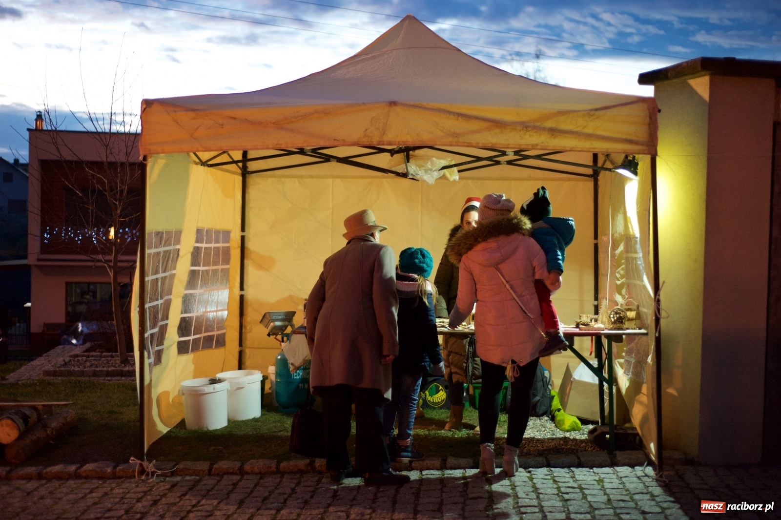 Zdjęcie w galerii na portalu naszraciborz.pl: Rodzinnie i świątecznie na kiermaszu w Tworkowie  wiadomości z regionu