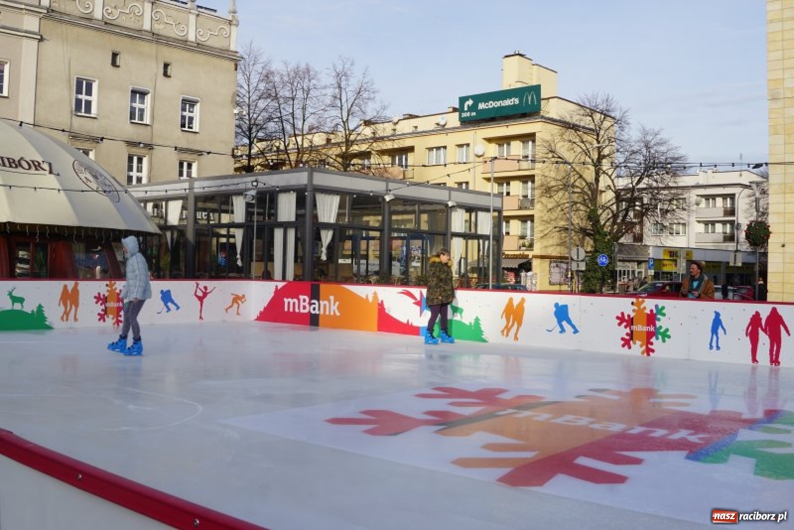 Zdjęcie w galerii na portalu naszraciborz.pl: Lodowisko na Rynku już czynne!  wiadomości z regionu