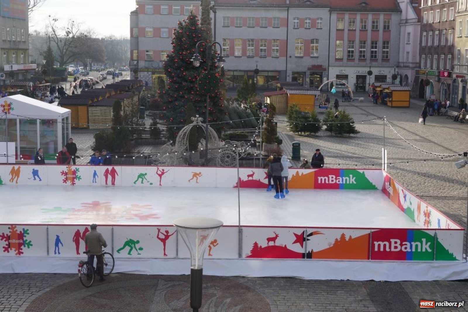 Zdjęcie w galerii na portalu naszraciborz.pl: Lodowisko na Rynku już czynne!  wiadomości z regionu