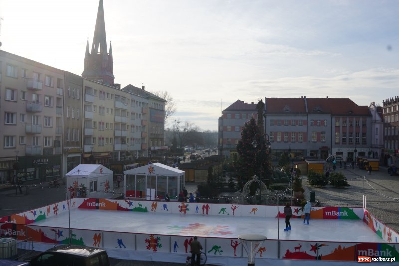 Zdjęcie w galerii na portalu naszraciborz.pl: Lodowisko na Rynku już czynne!  wiadomości z regionu