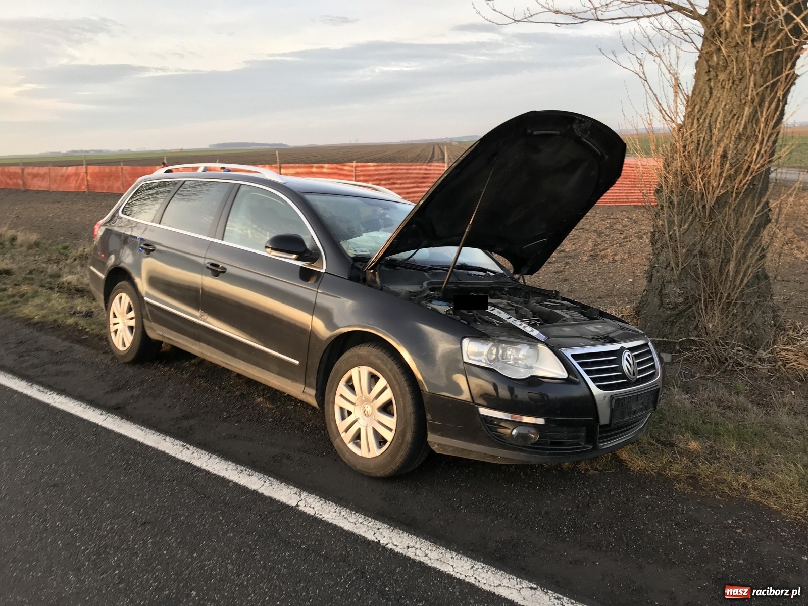 Zdjęcie w galerii na portalu naszraciborz.pl: Wypadek w Pietrowicach Wielkich. Przyczyna nieznana [FOTO] wiadomości z regionu