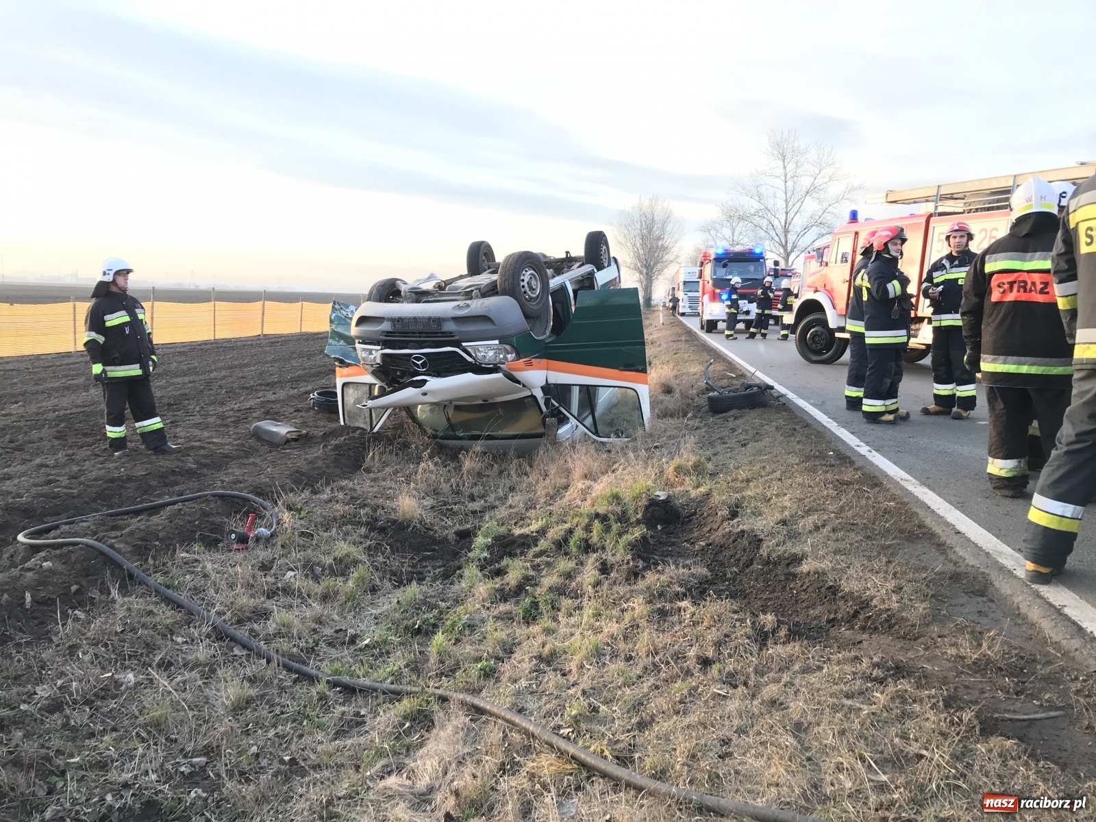 Zdjęcie w galerii na portalu naszraciborz.pl: Wypadek w Pietrowicach Wielkich. Przyczyna nieznana [FOTO] wiadomości z regionu