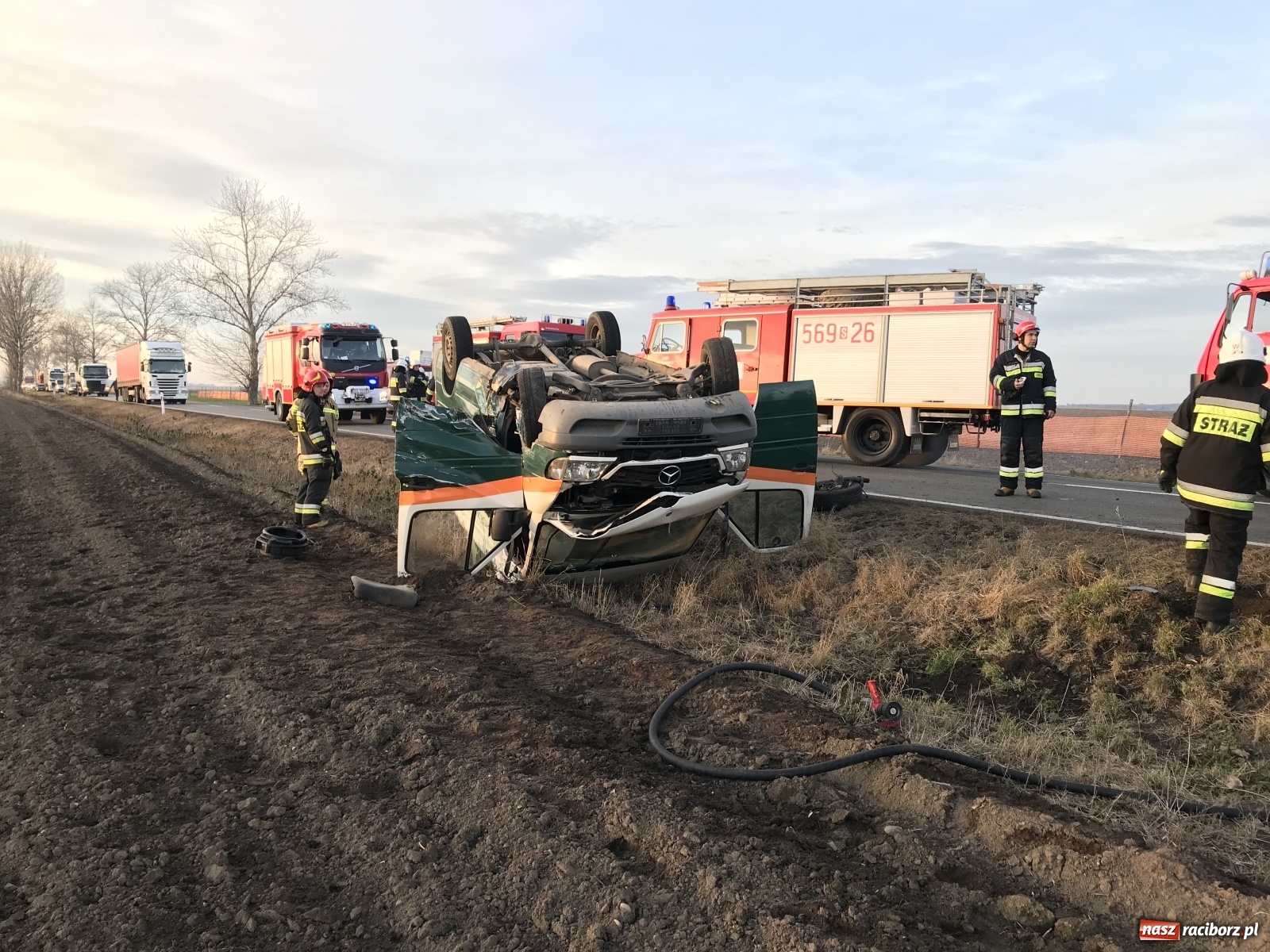 Zdjęcie w galerii na portalu naszraciborz.pl: Wypadek w Pietrowicach Wielkich. Przyczyna nieznana [FOTO] wiadomości z regionu