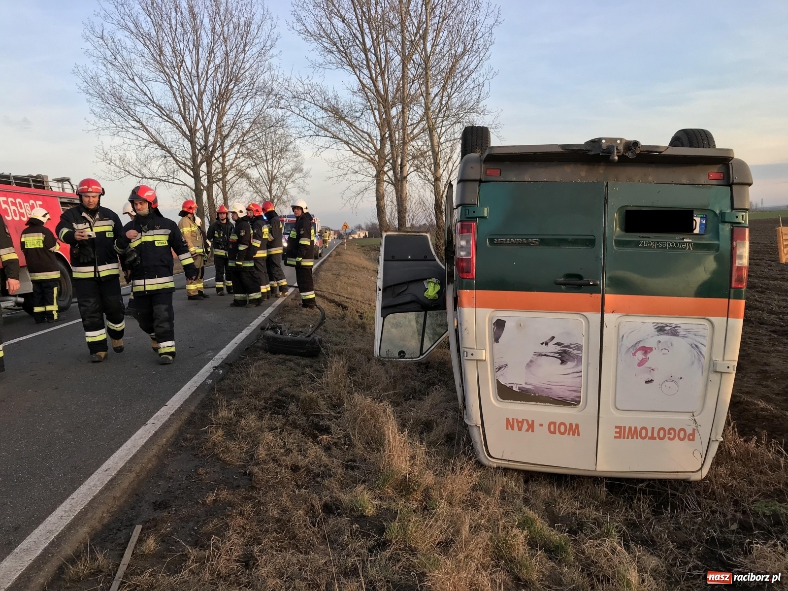 Zdjęcie w galerii na portalu naszraciborz.pl: Wypadek w Pietrowicach Wielkich. Przyczyna nieznana [FOTO] wiadomości z regionu