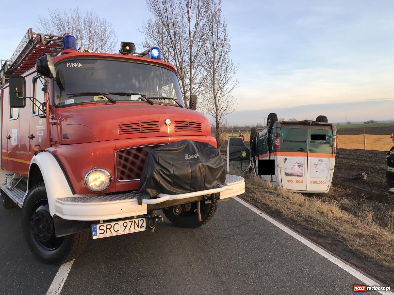 Zdjęcie w galerii na portalu naszraciborz.pl: Wypadek w Pietrowicach Wielkich. Przyczyna nieznana [FOTO] wiadomości z regionu