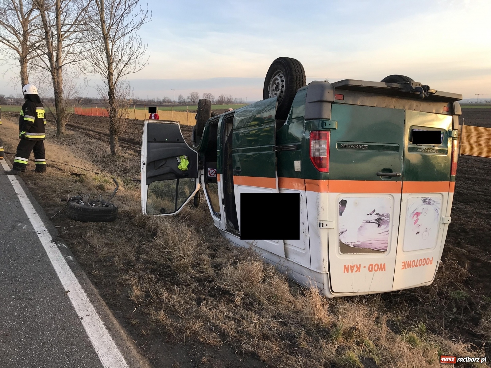 Zdjęcie w galerii na portalu naszraciborz.pl: Wypadek w Pietrowicach Wielkich. Przyczyna nieznana [FOTO] wiadomości z regionu