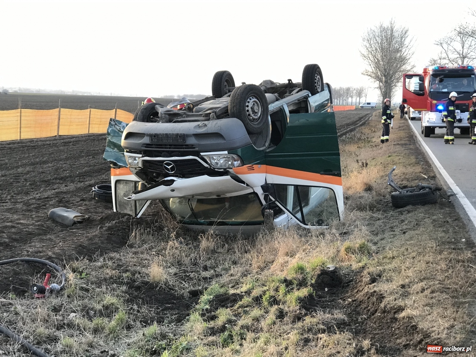 Zdjęcie w galerii na portalu naszraciborz.pl: Wypadek w Pietrowicach Wielkich. Przyczyna nieznana [FOTO] wiadomości z regionu
