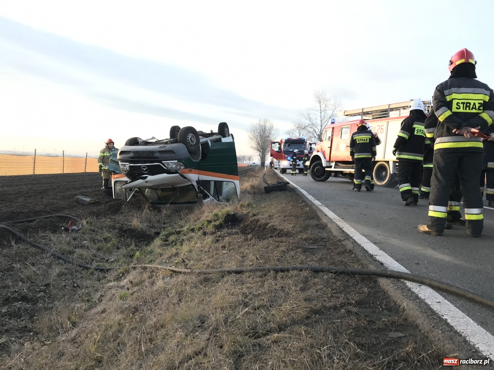 Zdjęcie w galerii na portalu naszraciborz.pl: Wypadek w Pietrowicach Wielkich. Przyczyna nieznana [FOTO] wiadomości z regionu