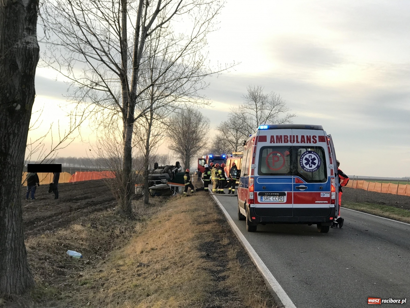 Zdjęcie w galerii na portalu naszraciborz.pl: Wypadek w Pietrowicach Wielkich. Przyczyna nieznana [FOTO] wiadomości z regionu