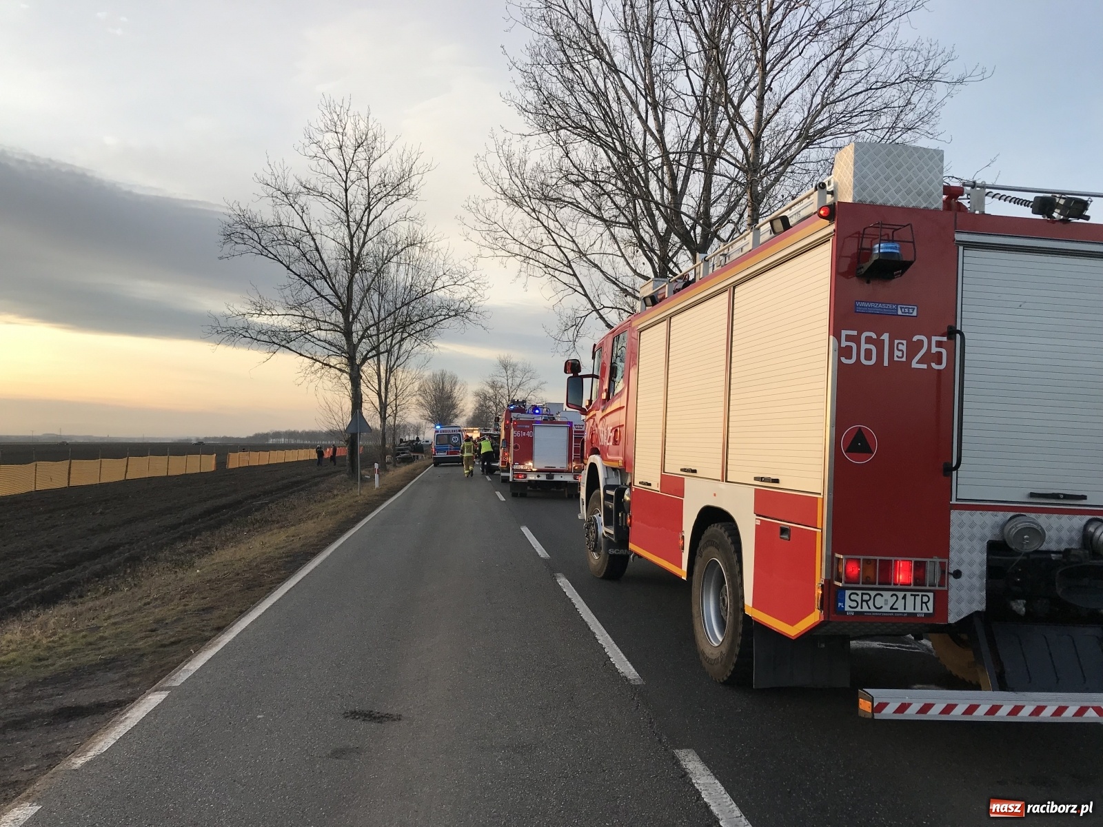 Zdjęcie w galerii na portalu naszraciborz.pl: Wypadek w Pietrowicach Wielkich. Przyczyna nieznana [FOTO] wiadomości z regionu