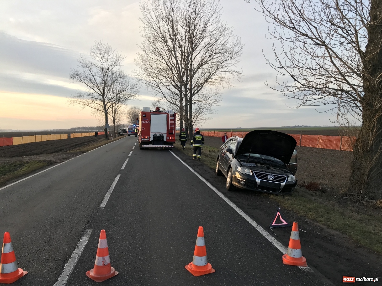 Zdjęcie w galerii na portalu naszraciborz.pl: Wypadek w Pietrowicach Wielkich. Przyczyna nieznana [FOTO] wiadomości z regionu
