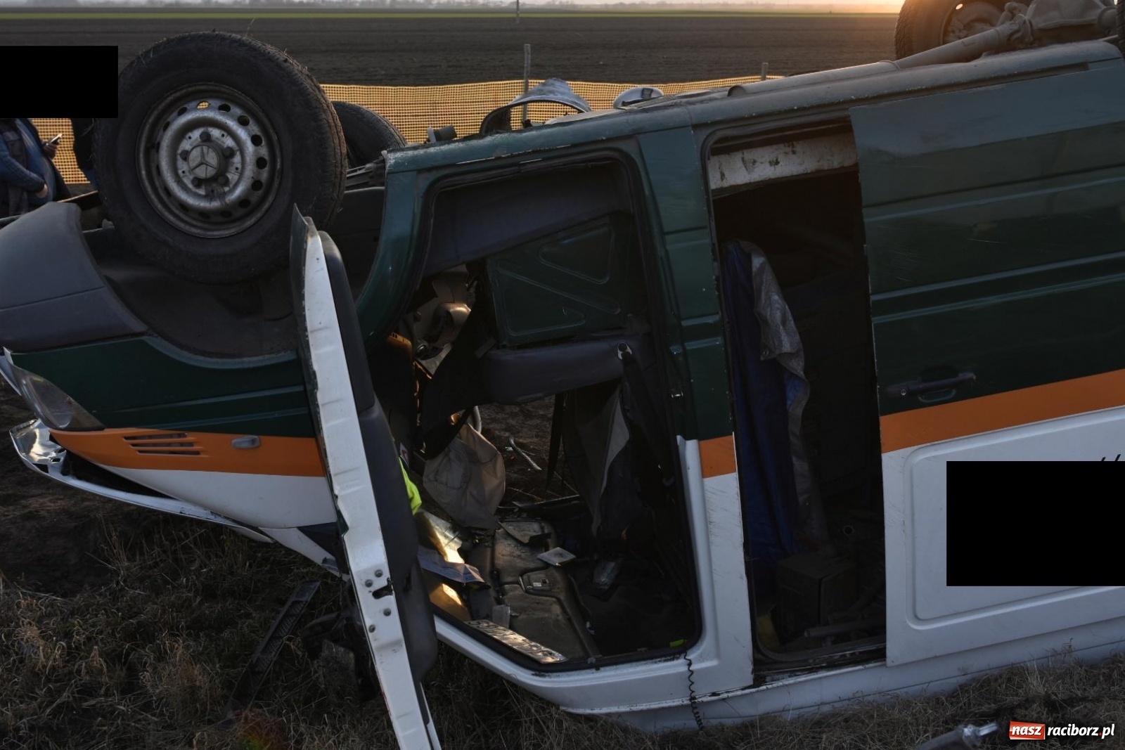 Zdjęcie w galerii na portalu naszraciborz.pl: Wypadek w Pietrowicach Wielkich. Przyczyna nieznana [FOTO] wiadomości z regionu
