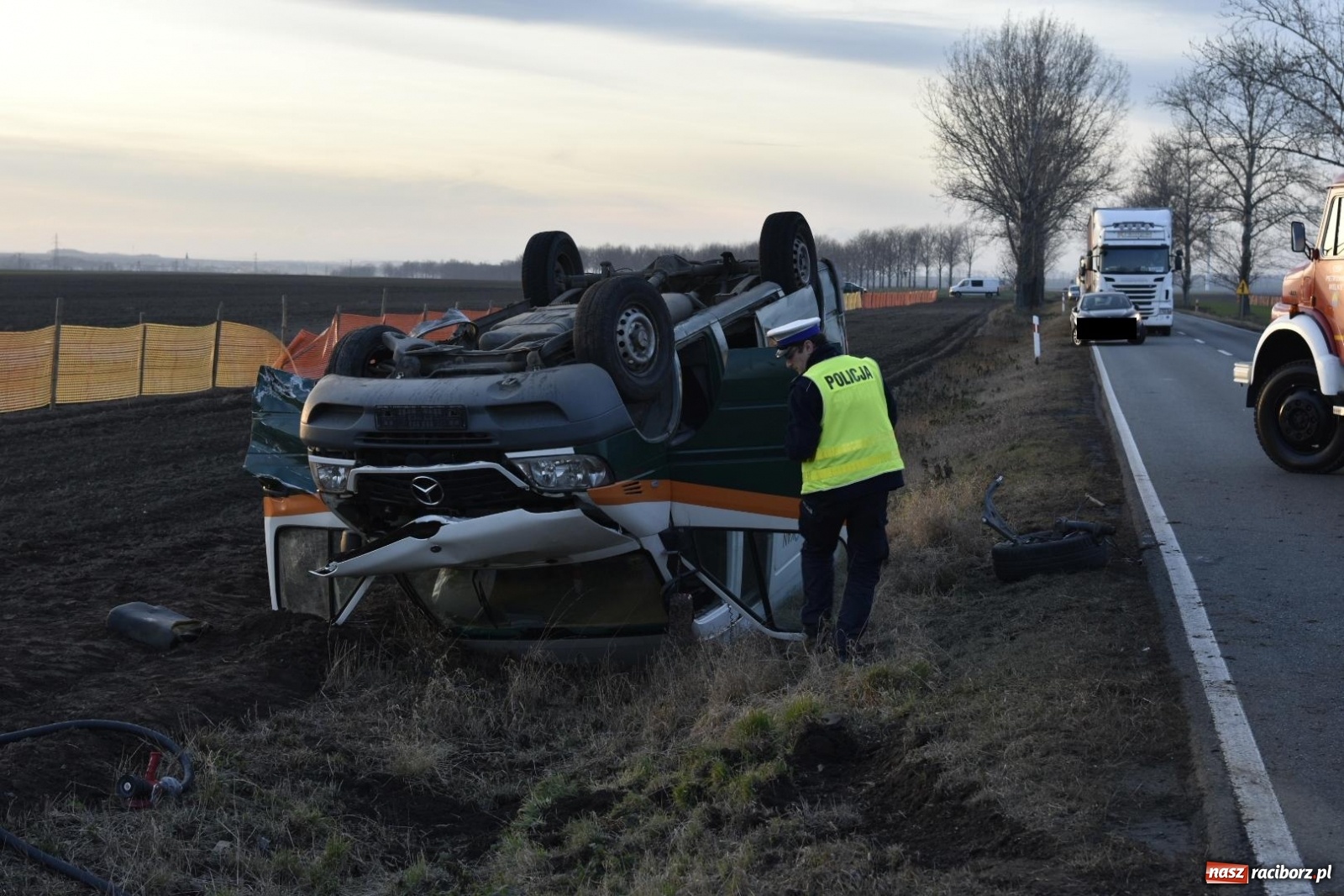 Zdjęcie w galerii na portalu naszraciborz.pl: Wypadek w Pietrowicach Wielkich. Przyczyna nieznana [FOTO] wiadomości z regionu