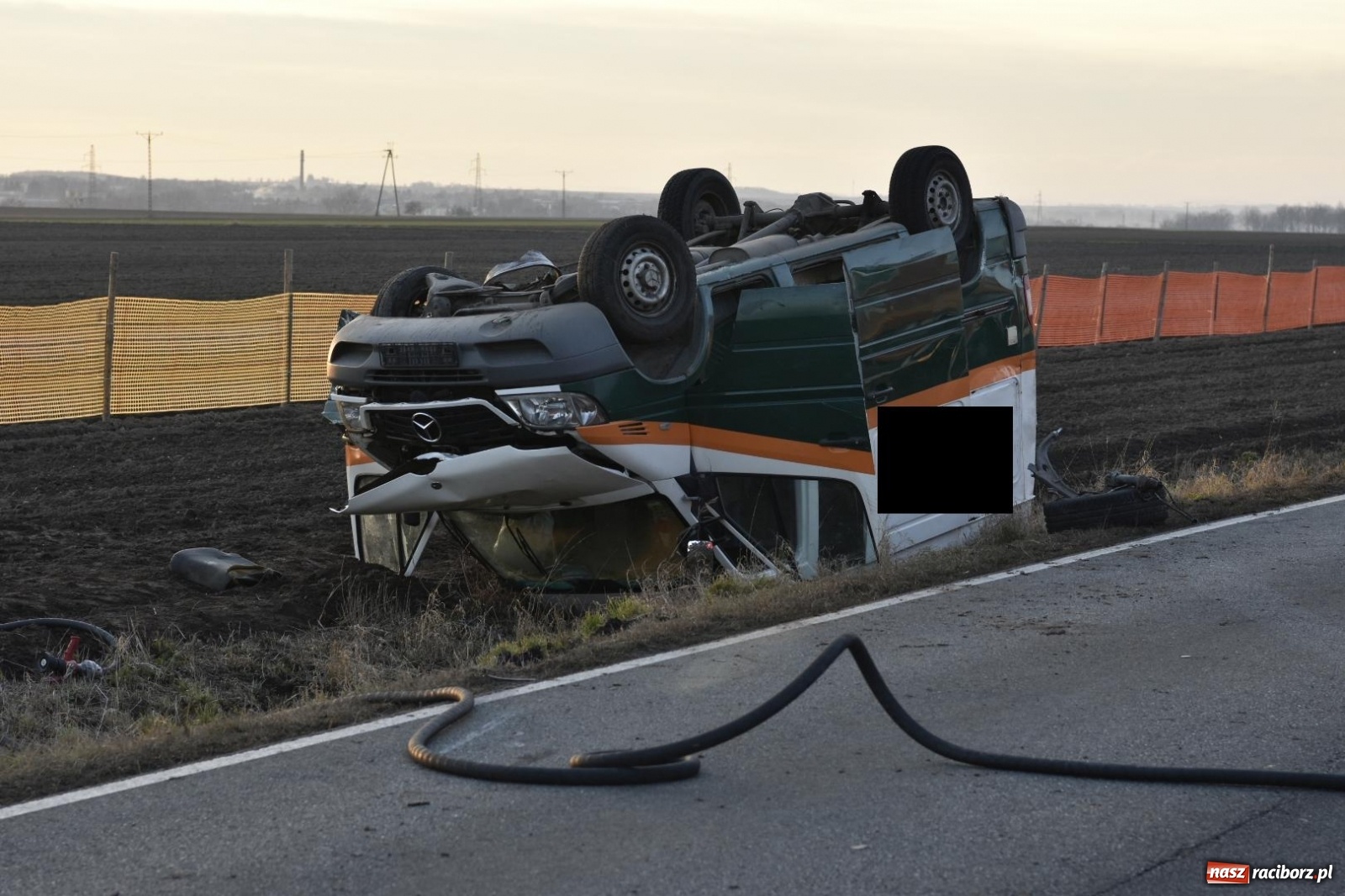Zdjęcie w galerii na portalu naszraciborz.pl: Wypadek w Pietrowicach Wielkich. Przyczyna nieznana [FOTO] wiadomości z regionu