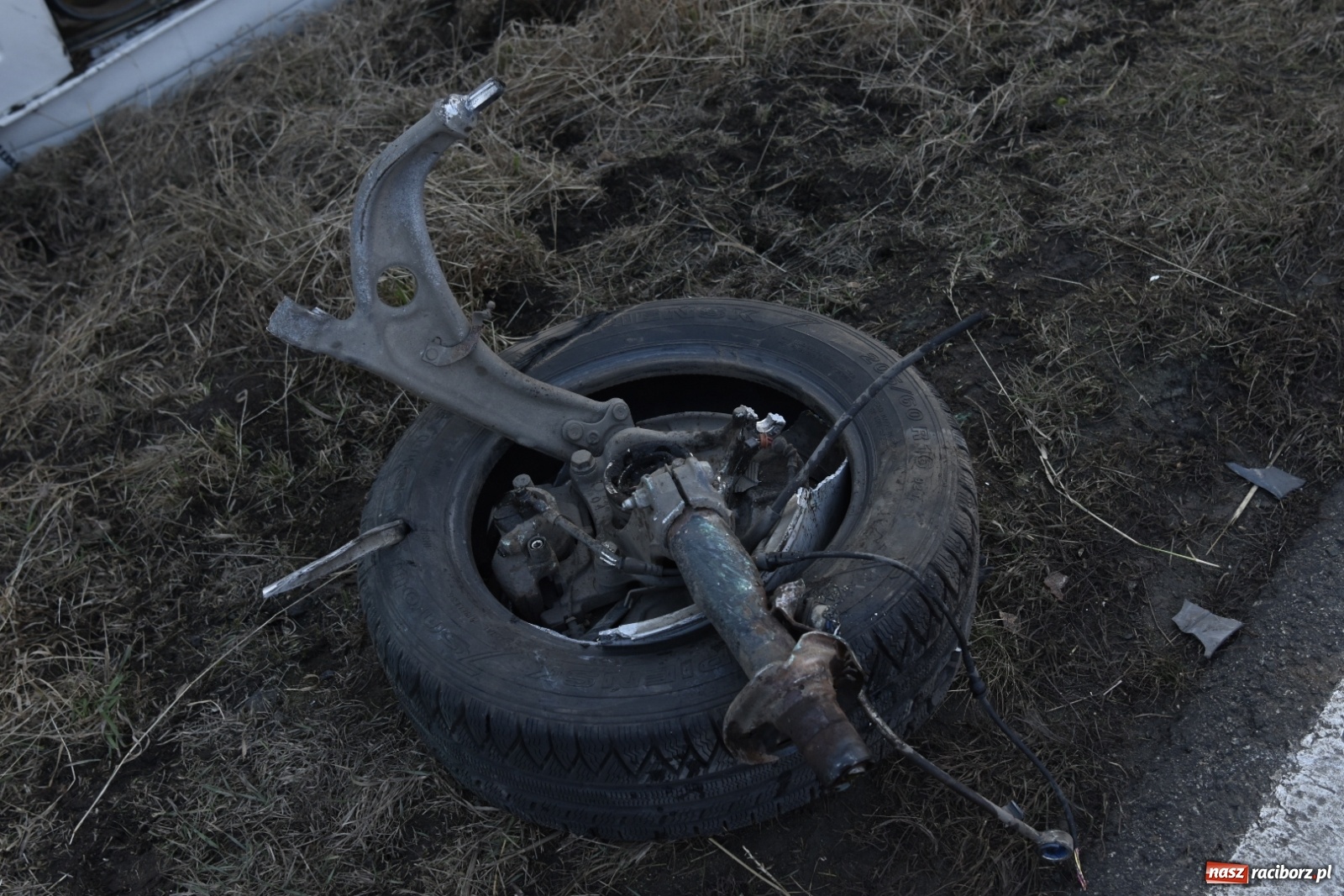 Zdjęcie w galerii na portalu naszraciborz.pl: Wypadek w Pietrowicach Wielkich. Przyczyna nieznana [FOTO] wiadomości z regionu