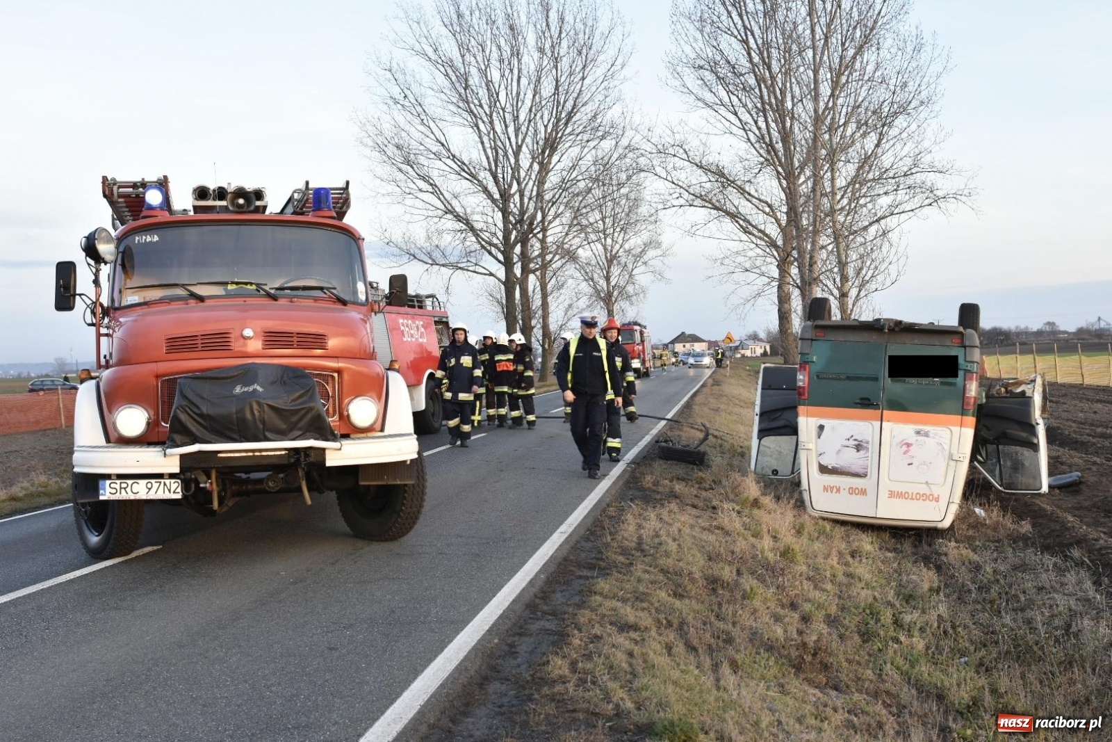 Zdjęcie w galerii na portalu naszraciborz.pl: Wypadek w Pietrowicach Wielkich. Przyczyna nieznana [FOTO] wiadomości z regionu