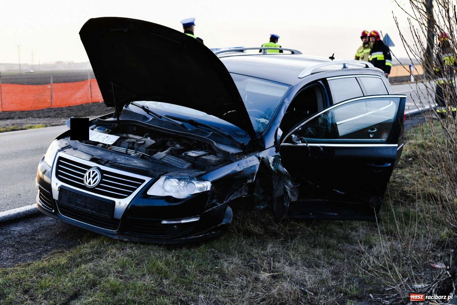Zdjęcie w galerii na portalu naszraciborz.pl: Wypadek w Pietrowicach Wielkich. Przyczyna nieznana [FOTO] wiadomości z regionu