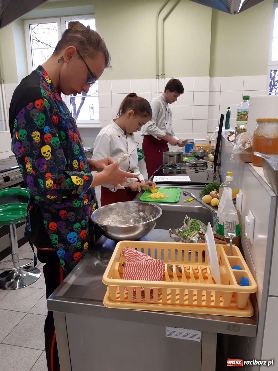 Zdjęcie w galerii na portalu naszraciborz.pl: Warsztaty wegańskie w raciborskim Gastronomiku wiadomości z regionu