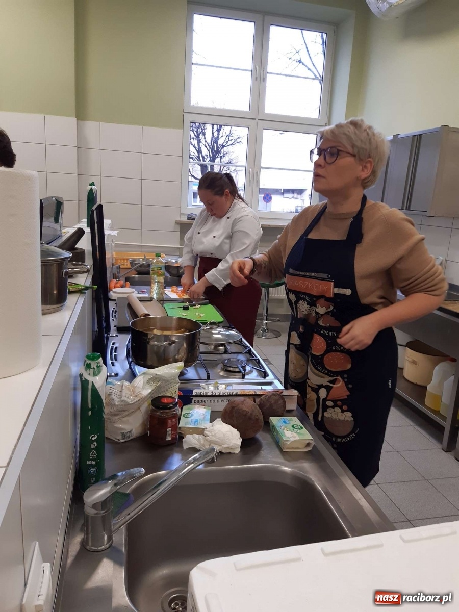 Zdjęcie w galerii na portalu naszraciborz.pl: Warsztaty wegańskie w raciborskim Gastronomiku wiadomości z regionu