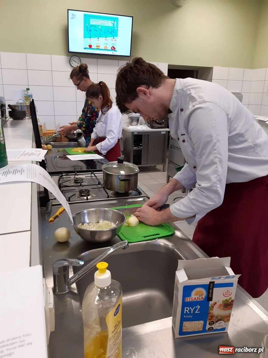 Zdjęcie w galerii na portalu naszraciborz.pl: Warsztaty wegańskie w raciborskim Gastronomiku wiadomości z regionu