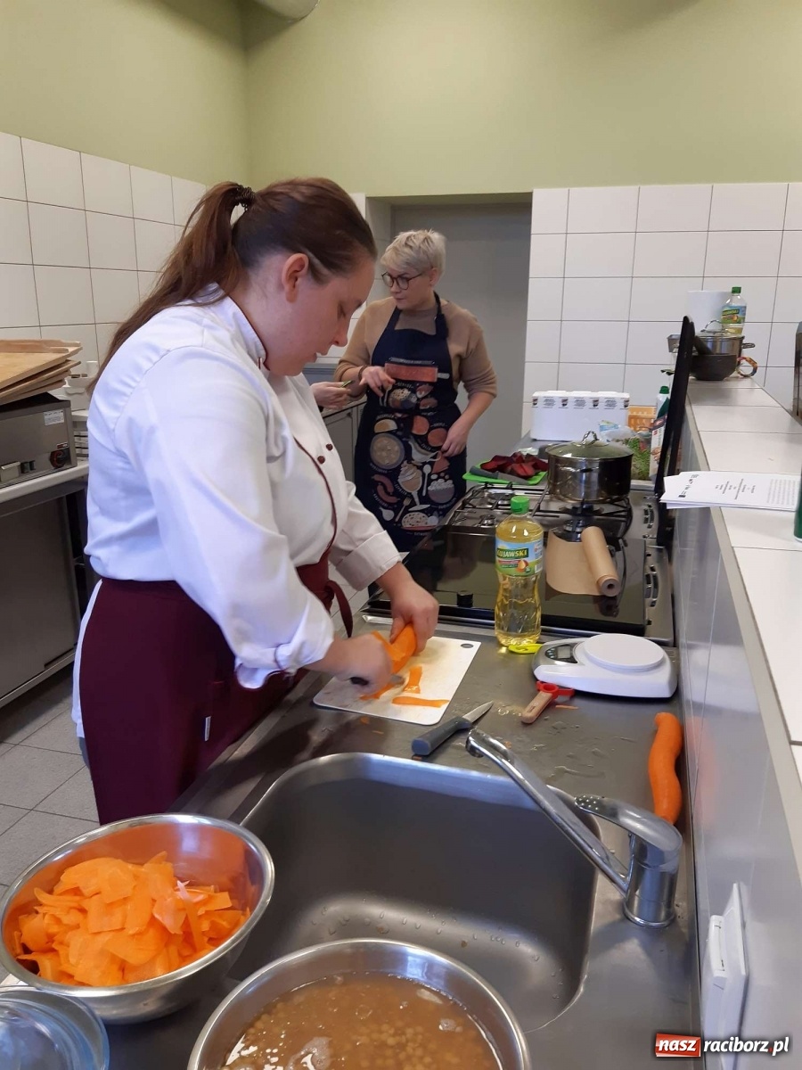 Zdjęcie w galerii na portalu naszraciborz.pl: Warsztaty wegańskie w raciborskim Gastronomiku wiadomości z regionu