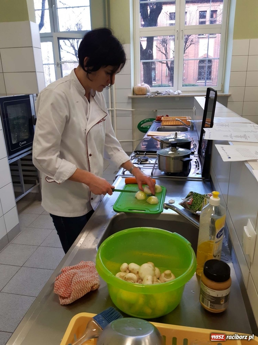 Zdjęcie w galerii na portalu naszraciborz.pl: Warsztaty wegańskie w raciborskim Gastronomiku wiadomości z regionu