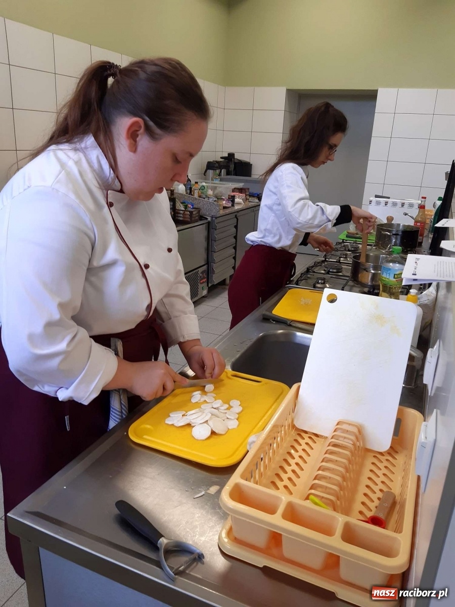 Zdjęcie w galerii na portalu naszraciborz.pl: Warsztaty wegańskie w raciborskim Gastronomiku wiadomości z regionu