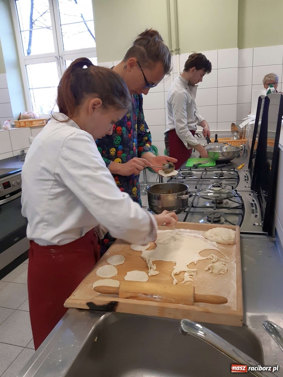 Zdjęcie w galerii na portalu naszraciborz.pl: Warsztaty wegańskie w raciborskim Gastronomiku wiadomości z regionu