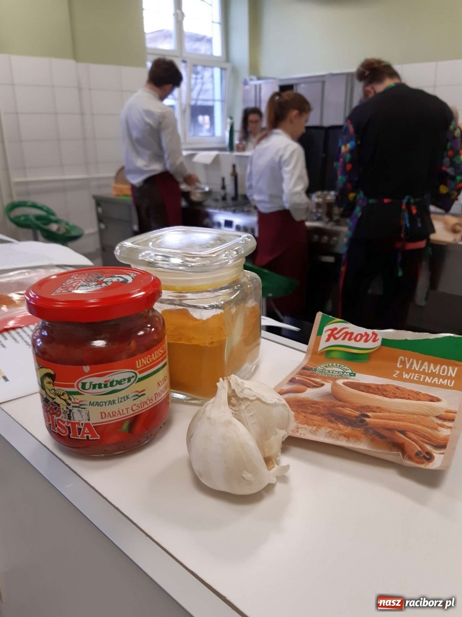 Zdjęcie w galerii na portalu naszraciborz.pl: Warsztaty wegańskie w raciborskim Gastronomiku wiadomości z regionu