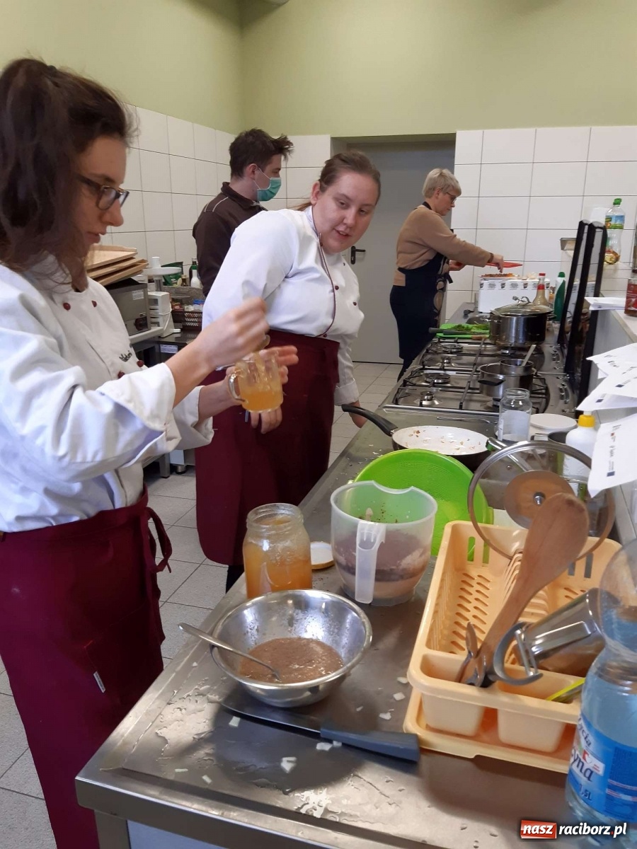 Zdjęcie w galerii na portalu naszraciborz.pl: Warsztaty wegańskie w raciborskim Gastronomiku wiadomości z regionu