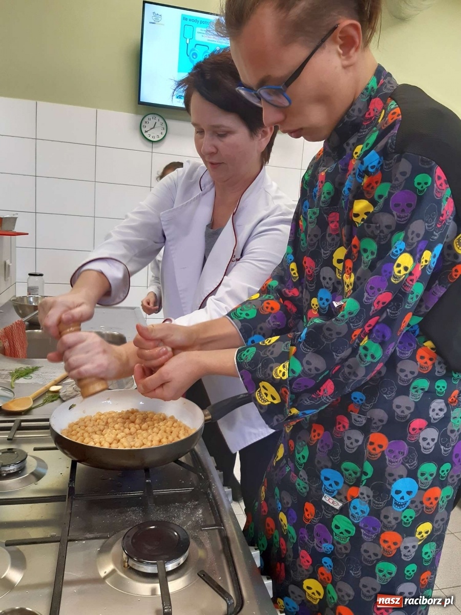 Zdjęcie w galerii na portalu naszraciborz.pl: Warsztaty wegańskie w raciborskim Gastronomiku wiadomości z regionu