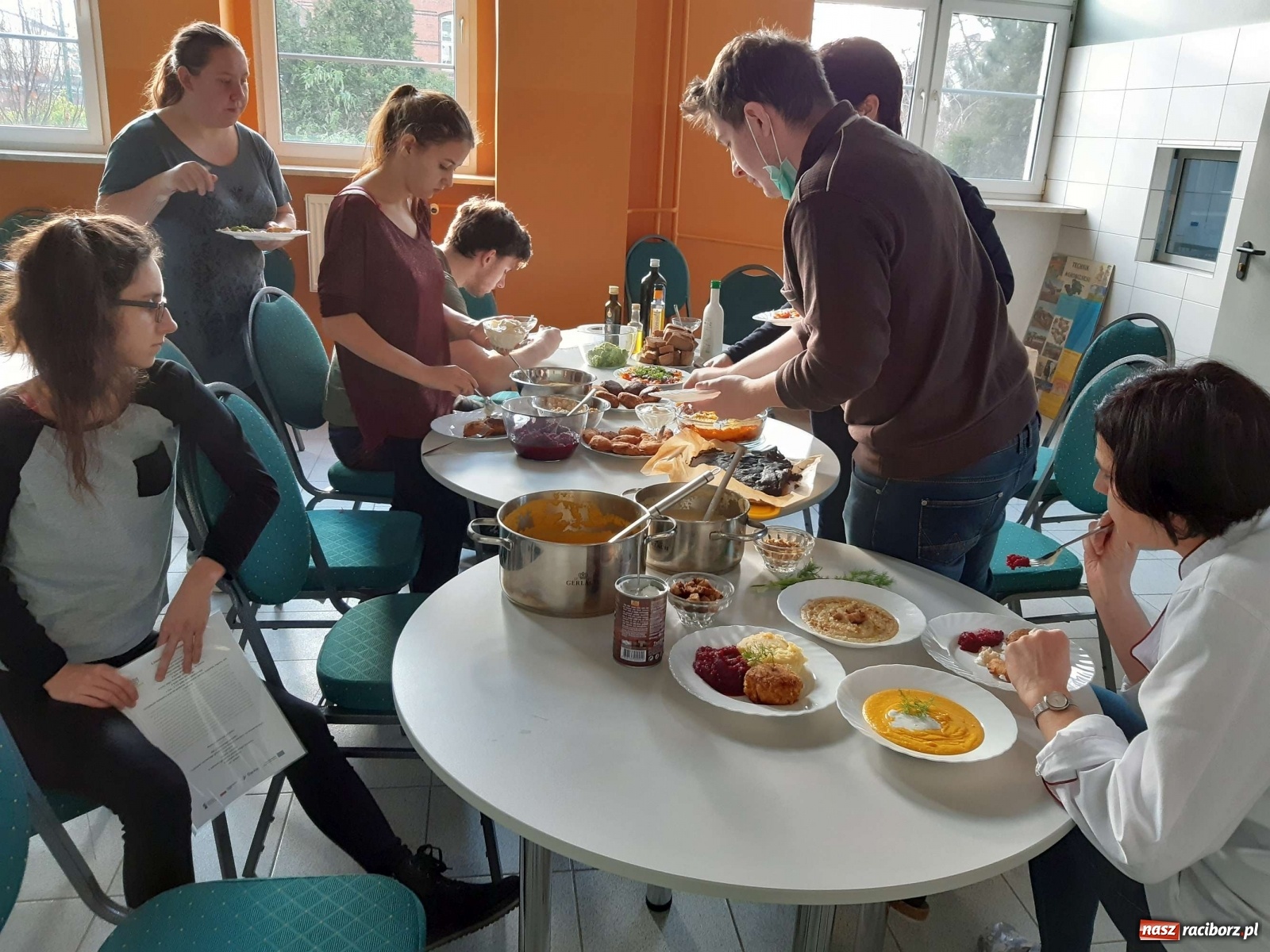 Zdjęcie w galerii na portalu naszraciborz.pl: Warsztaty wegańskie w raciborskim Gastronomiku wiadomości z regionu